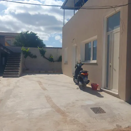Konukevi Charming Santantioco Red With 2-way Air Con Uncovered Parking SantʼAntìoco