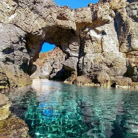 Santantioco Red With 2-way Air Con بيت ضيافة